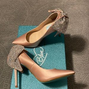 Betsy Johnson Bryn Nude Satin size 8